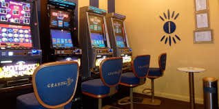 777r App ငွေသွင်းနှင့် Slot ဂိမ်းကစားနေသောပုံ